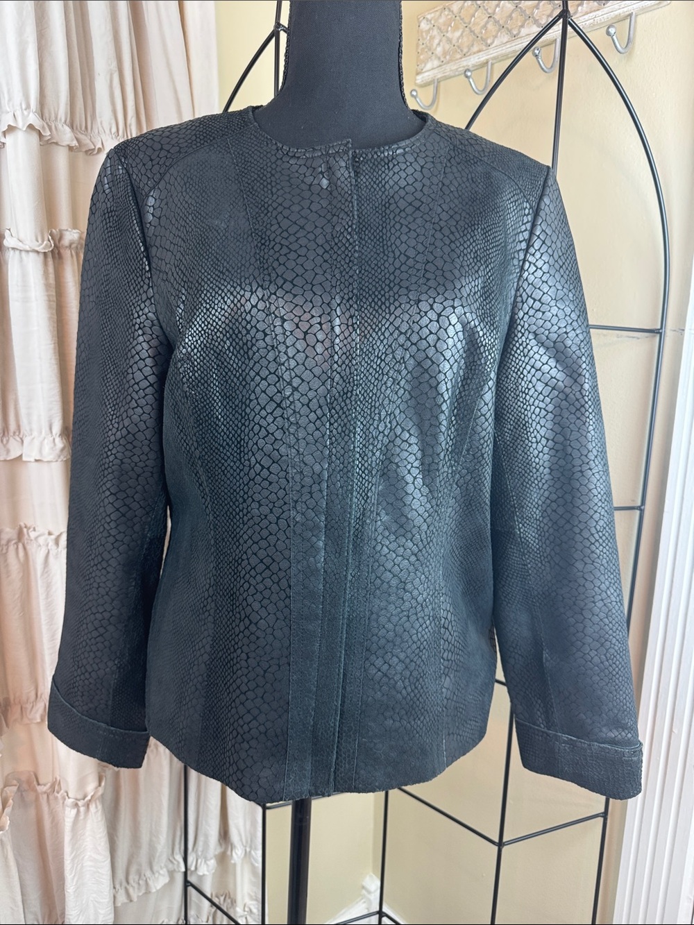 Alfani Black Textured Snakeskin Print Leather Jacket Size M Great Condition